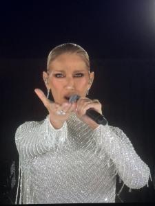 céline-dion-in-custom-dior-performing-édith-piafs-hymne-à-v0-t46is7wpzxed1.jpg