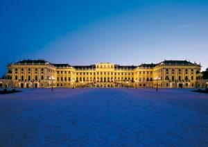 Schloss_Schoenbrunn_Nacht_Ma.jpg