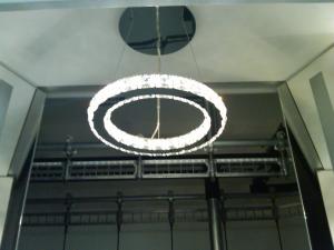 Celine-Dion-conveyor-entrance-round-diamond-fixture-closer.jpg