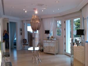 entry-closet-pendant-view-4.jpg