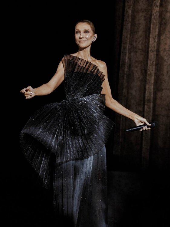 Céline Dion 23-9-2026 - Dior Haute-Couture par Jonathan Anderson.jpg