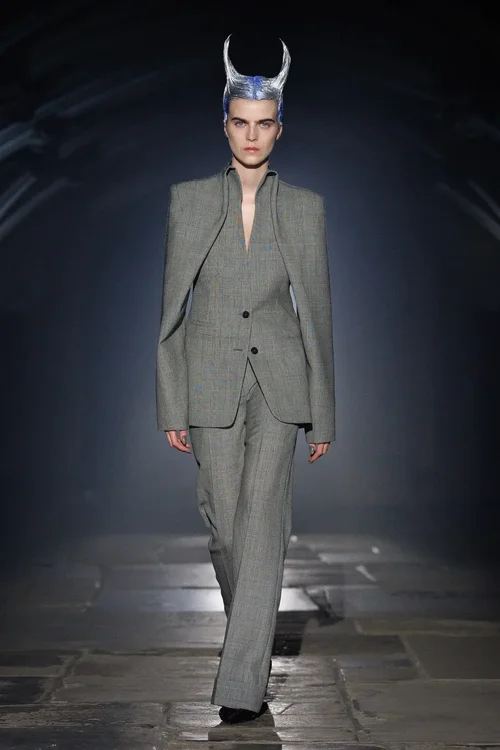 00009-mcqueen-spring-2027-ready-to-wear-credit-brand.webp